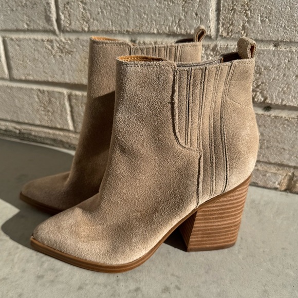 Oshay Pointed Toe Bootie Women Sz 4
Marc Fisher LTD Walnut Suede New - Picture 10 of 15